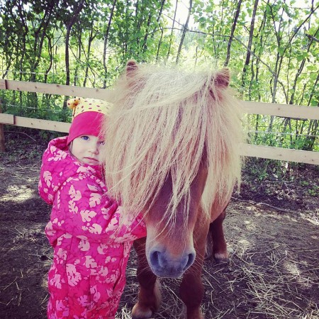 Siskontyttö Sofia ja hänen lempiystävänsä "Pikku-Mikko" syksyllä 2014